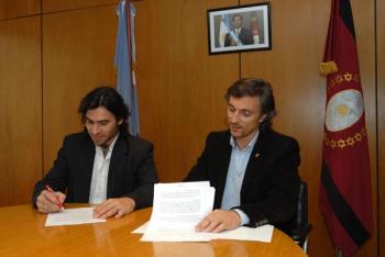 El Lic. Nicolás Lodeiro Ocampo, Presidente de la Red Yaguareté (izq.) y el Dr. Francisco López Sastre, ministro de Ambiente de la provincia de Salta, firman el Acta Acuerdo en la Casa de Salta en Bs. As.